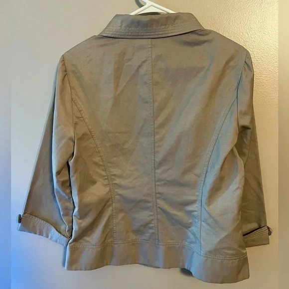 Chicos Officewear Collared Cropped Boxy Button Up Tan Beige Size 1 Medium Blouse - Picture 2 of 3